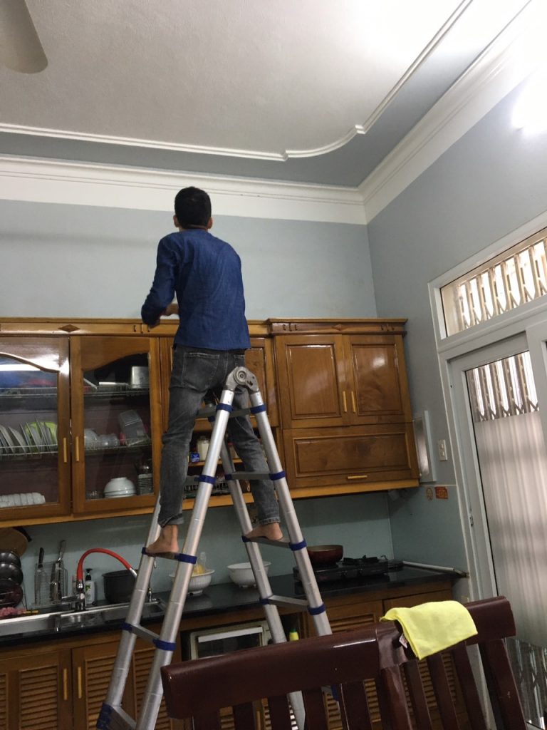 Vệ sinh tủ bếp trong nhà