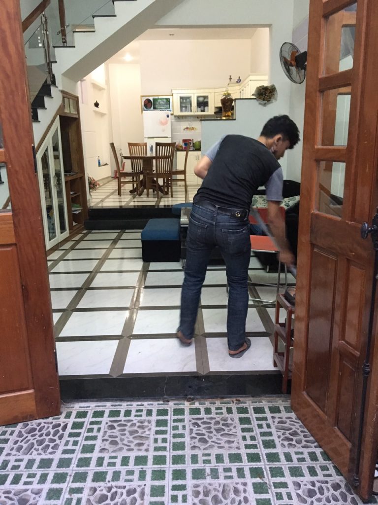 Lau nền nhà khi vệ sinh công nghiệp
