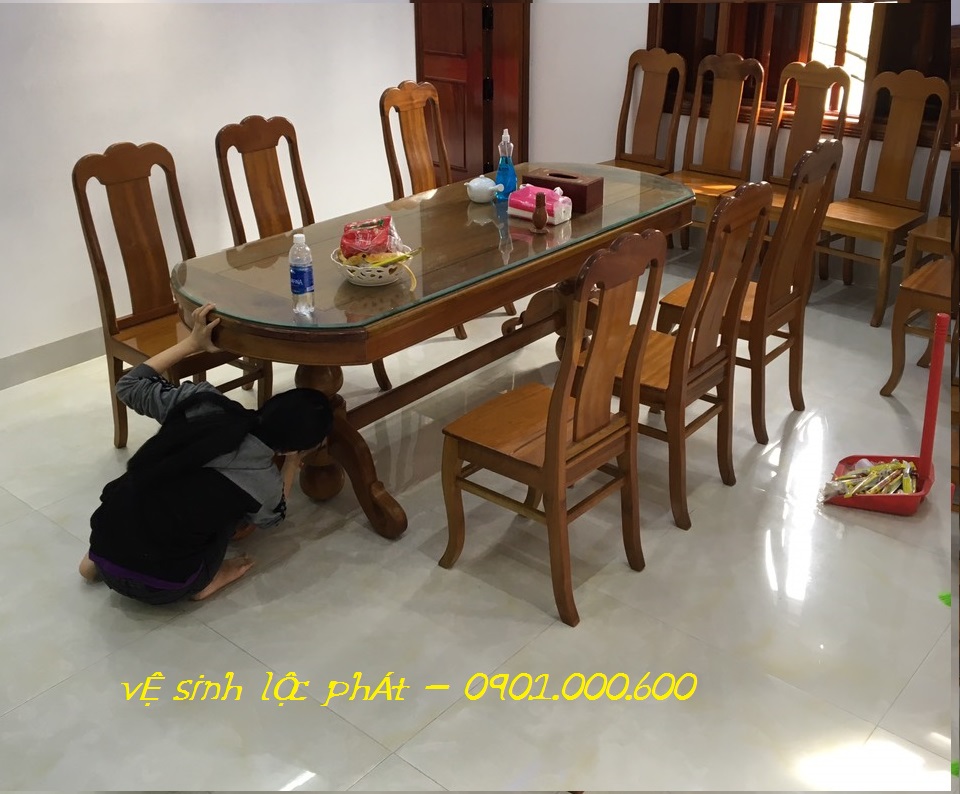 Lau chùi bàn ghế, vật dụng trong căn nhà.