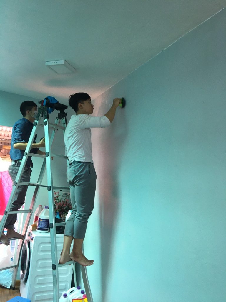 Chà và lau chìu tường nhà khi vệ sinh công nghiệp