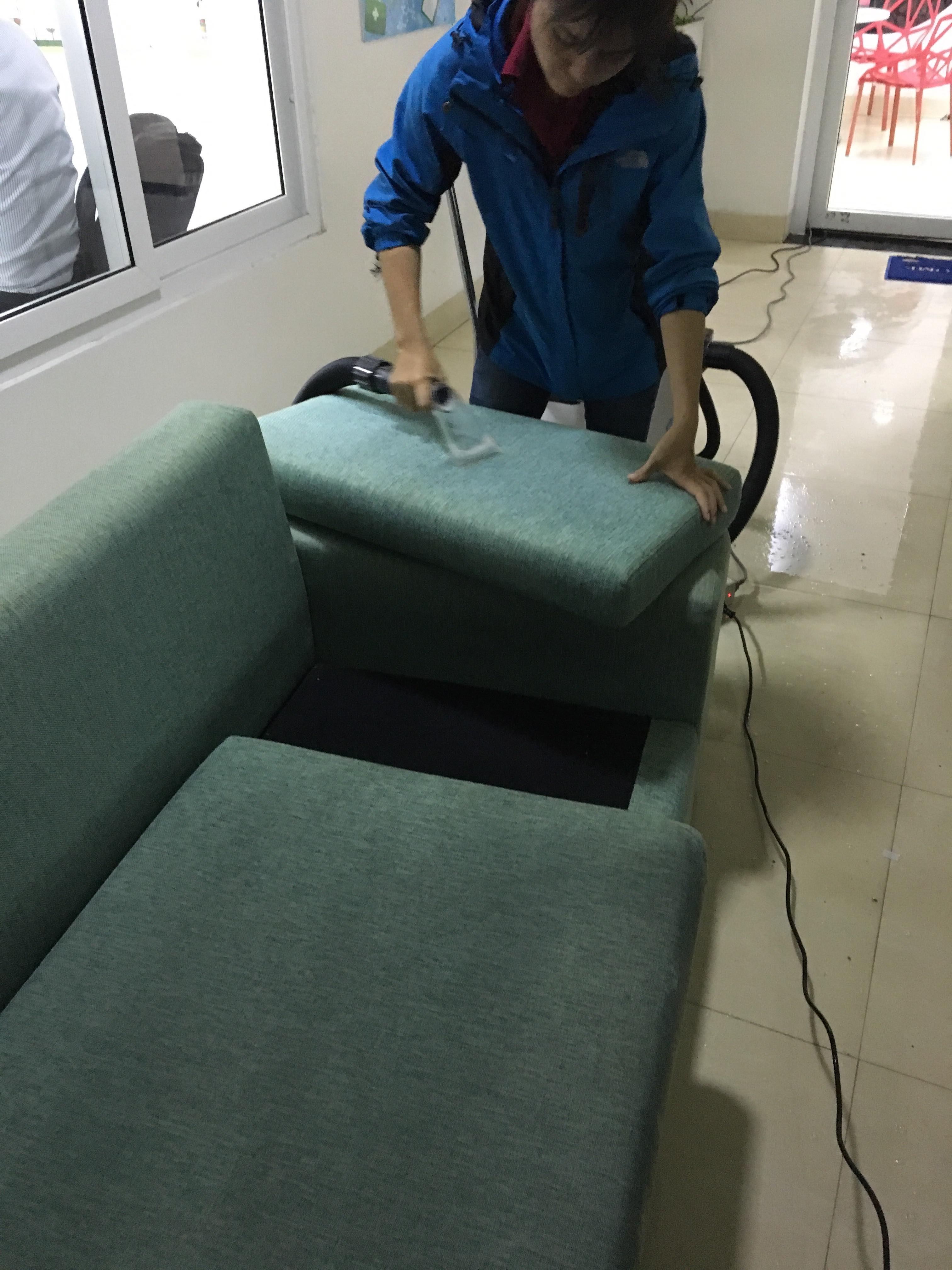 Hút nước trong ghế sofa