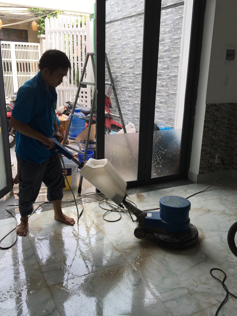 Đánh chà nền gạch sạch sẽ