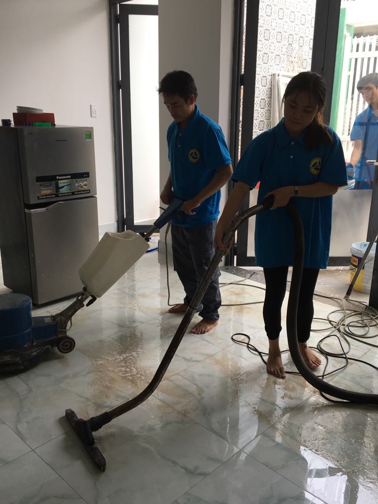 Chà sàn nền nhà và hút nước bẩn