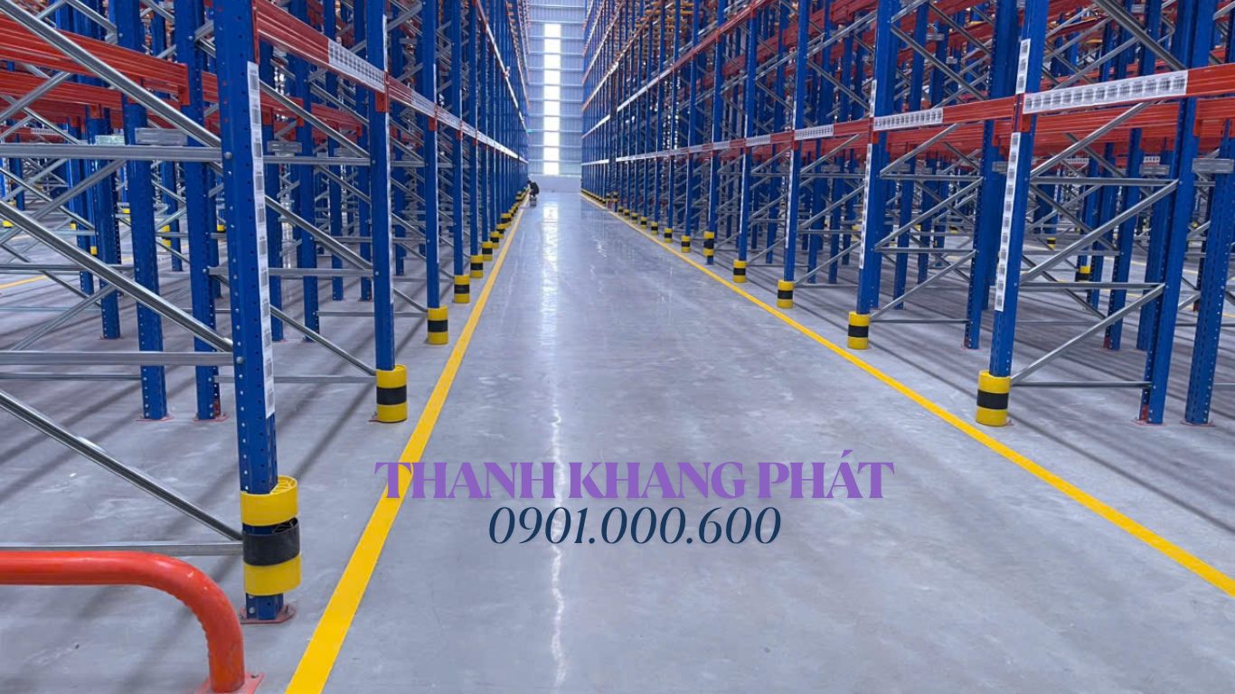 Thi công sơn kẻ vạch nhà kho - thanh khang phát